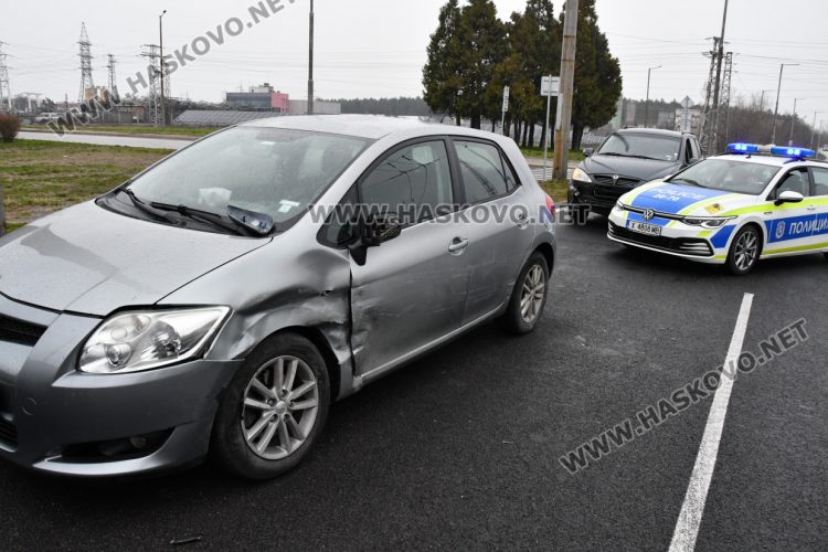 Две коли катастрофираха на детелината в &bdquo;Орфей&ldquo; заради неспиране на знак &bdquo;Стоп&ldquo;