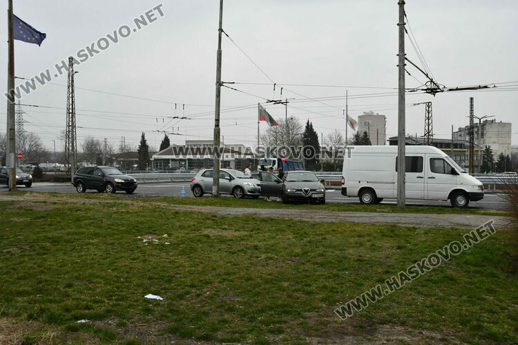 Две коли катастрофираха на детелината в &bdquo;Орфей&ldquo; заради неспиране на знак &bdquo;Стоп&ldquo;