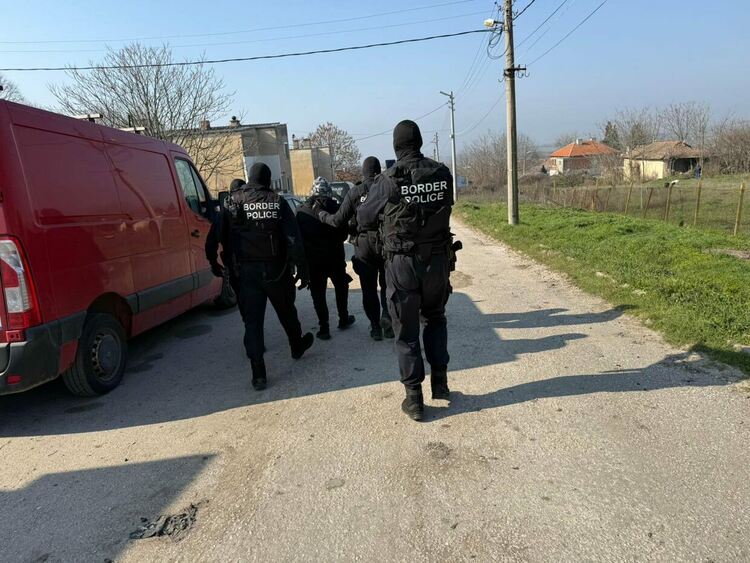 Деветима са задържани за трафик на мигранти край Свиленград, Любимец и Елхово