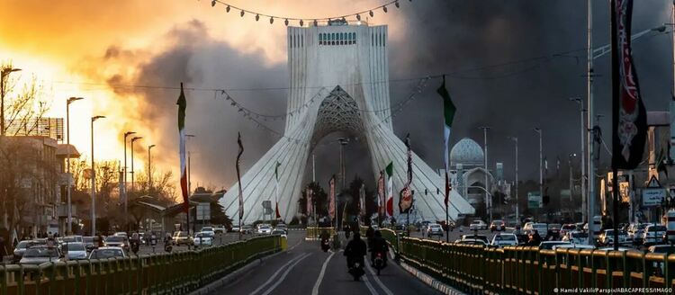 Гъст дим се издига край кулата Азади след американско-израелски въздушен удар в Техеран