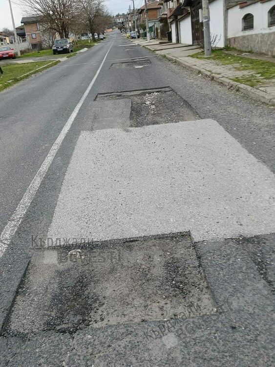  Пътят за Резбарци е надупчен като швейцарско сирене, необосновано се бави изкърпването му