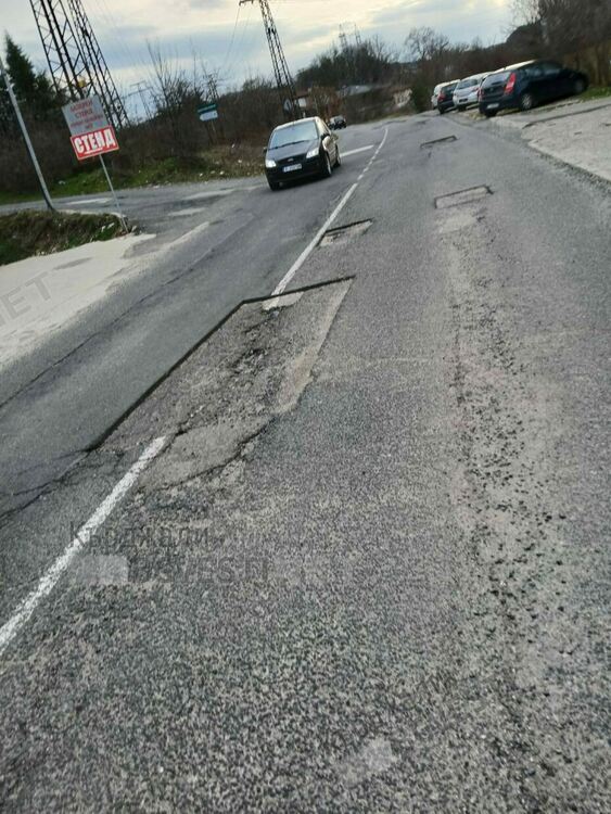  Пътят за Резбарци е надупчен като швейцарско сирене, необосновано се бави изкърпването му