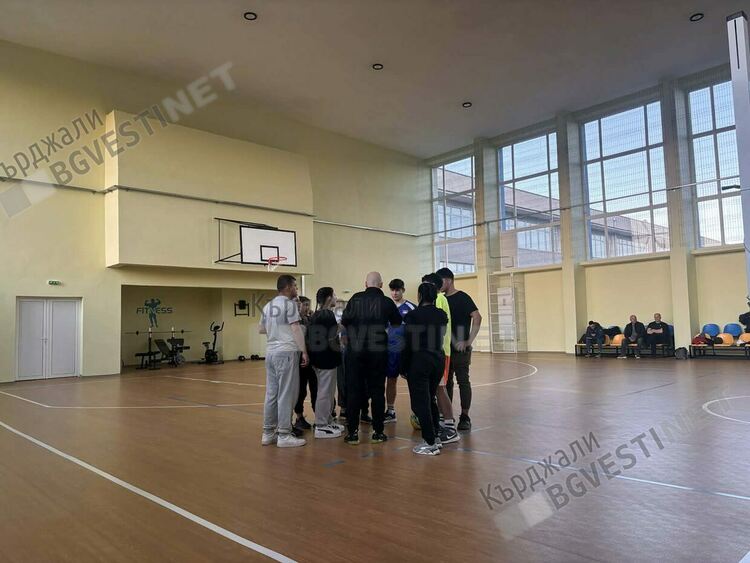 Децата от спортен клуб "Сънни Кидс"участваха в демонстративен волейболен мач с отбор на Пожарната,демонстрираха висок спортен дух