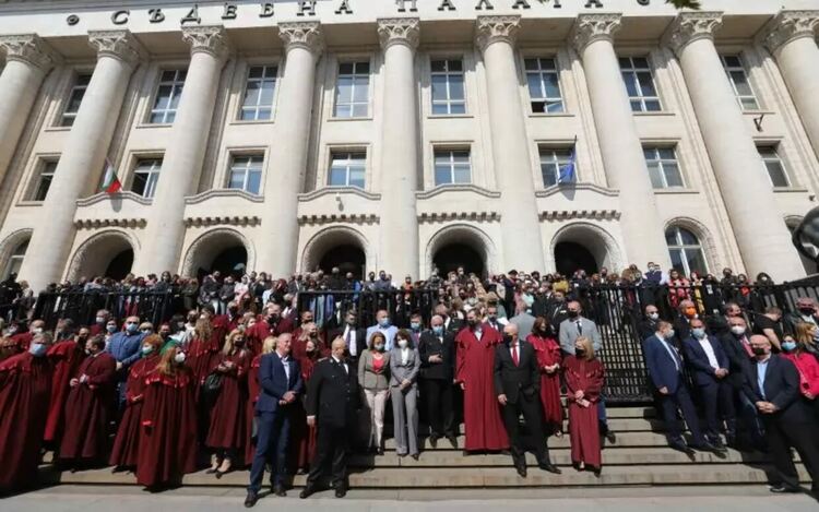 Къде са сега прокурорите да защитят завладяната си институция?