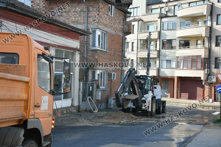 Гейзер от спукан водопровод наводни магазин в Хасково и счупи стъклата му