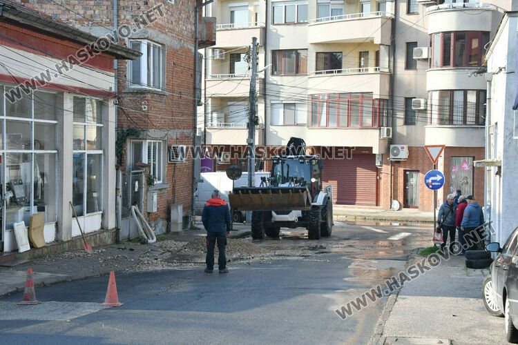 Гейзер от спукан водопровод наводни магазин в Хасково и счупи стъклата му