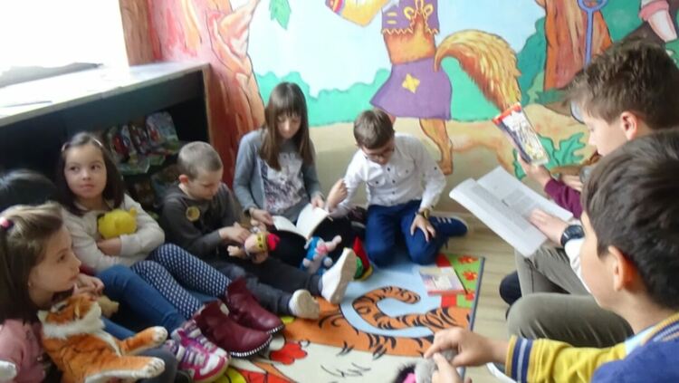 Конкурс на библиотеката в Смолян събра 214 детски картички с благодарност към майките