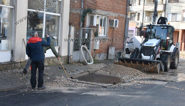 Гейзер от спукан водопровод наводни магазин в Хасково и счупи стъклата му