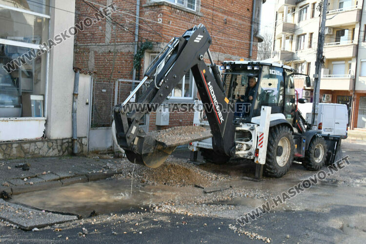 Гейзер от спукан водопровод наводни магазин в Хасково и счупи стъклата му