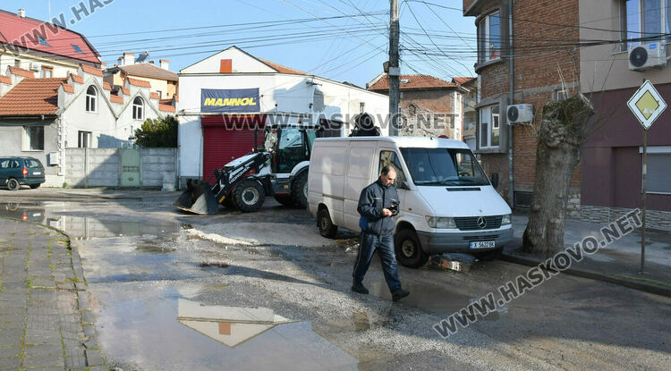 Гейзер от спукан водопровод наводни магазин в Хасково и счупи стъклата му