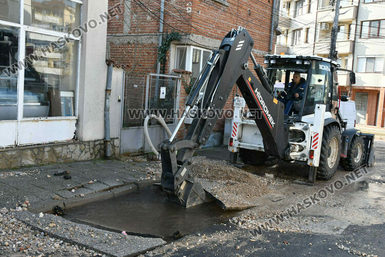 Гейзер от спукан водопровод наводни магазин в Хасково и счупи стъклата му
