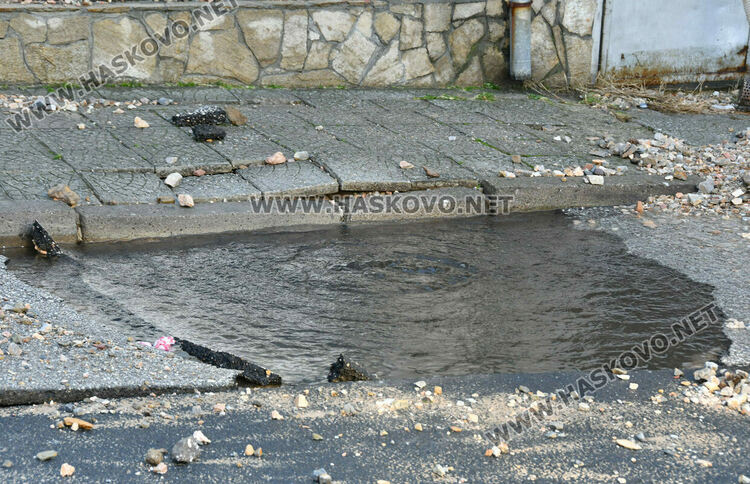 Гейзер от спукан водопровод наводни магазин в Хасково и счупи стъклата му