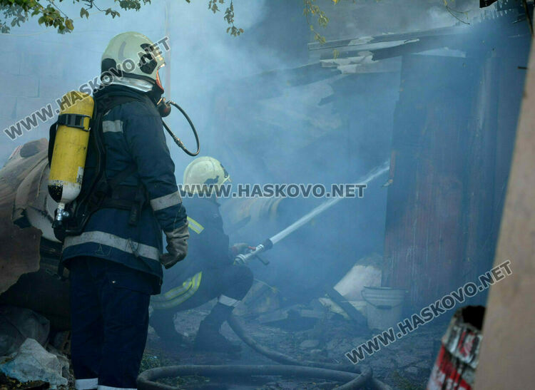 Полицаи спасиха жена при пожар