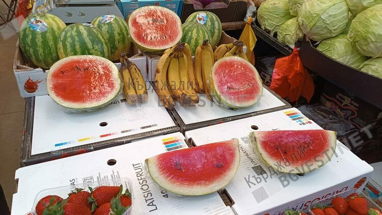 Първите дини се появиха на Пазара на производителите в Кърджали, внос са от далечна Бразилия