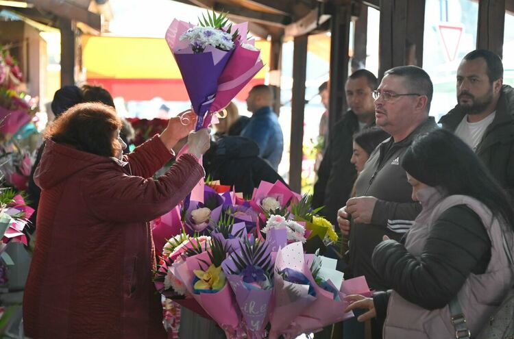 Честит празник, мили дами