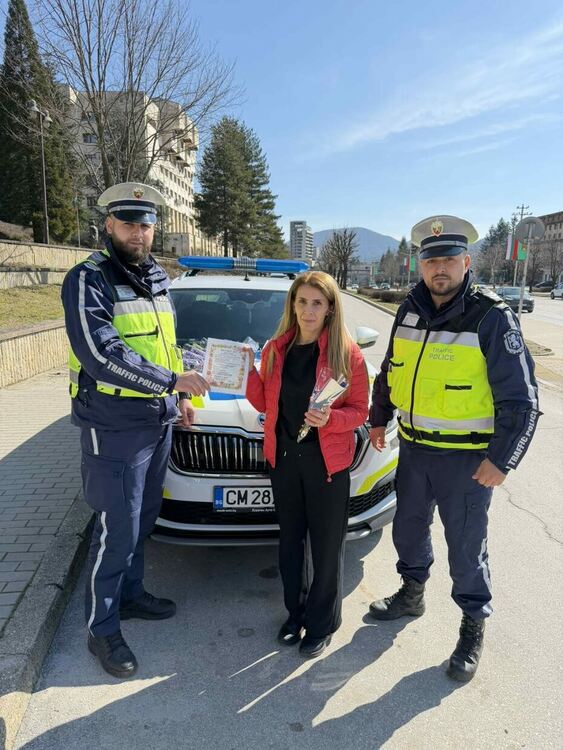 &bdquo;Пътна полиция&ldquo; &ndash; Смолян зарадва дамите зад волана с цветя и &bdquo;шеговити актове&ldquo; за 8 март