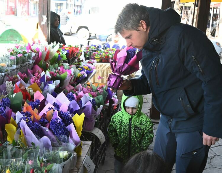 Честит празник, мили дами