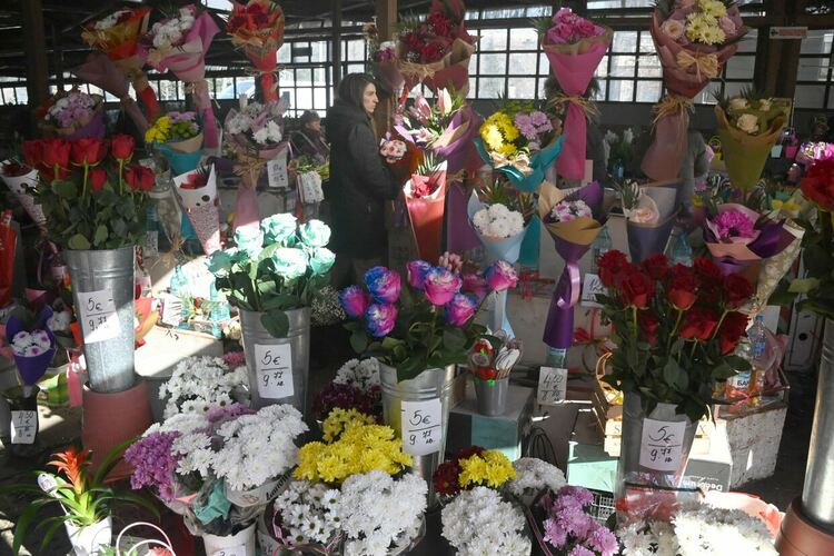 Честит празник, мили дами