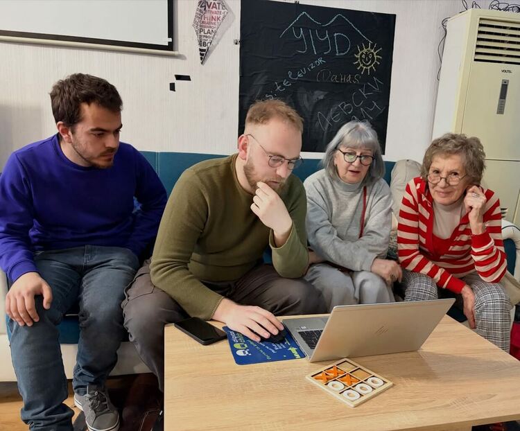 Младежи от Смолян помагат на възрастни хора да се справят с новите технологии