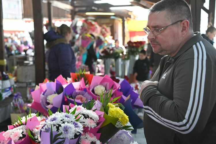 Честит празник, мили дами