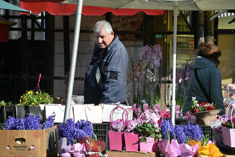 Честит празник, мили дами