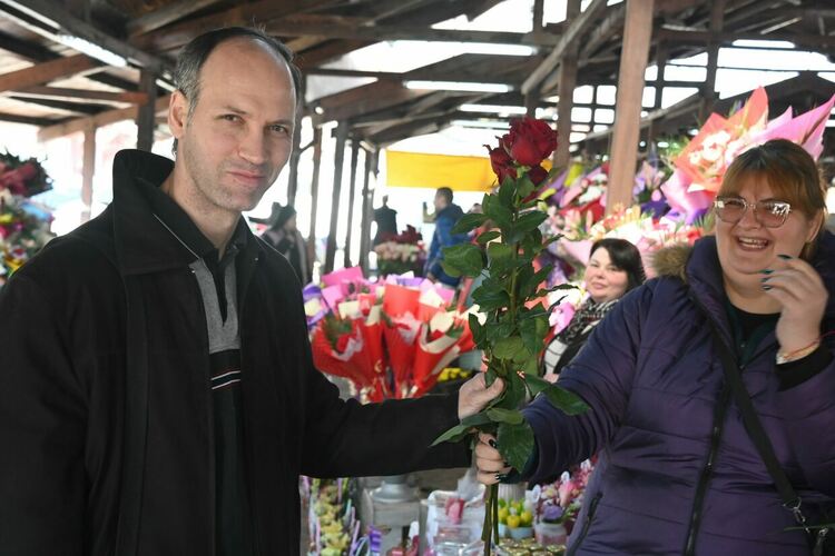 Честит празник, мили дами