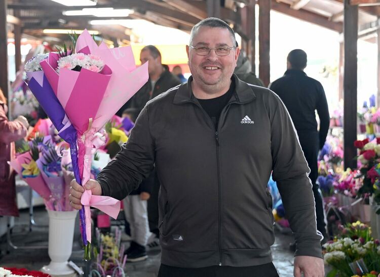 Честит празник, мили дами