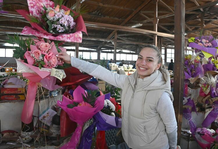 Честит празник, мили дами