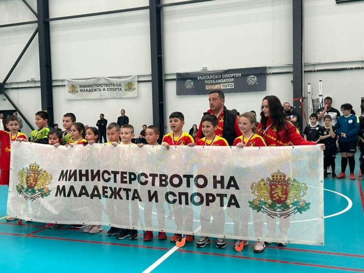 &bdquo;Мечките&ldquo; (Баните) станаха вицешампиони на държавното първенство по хокей на трева в зала до 12 години