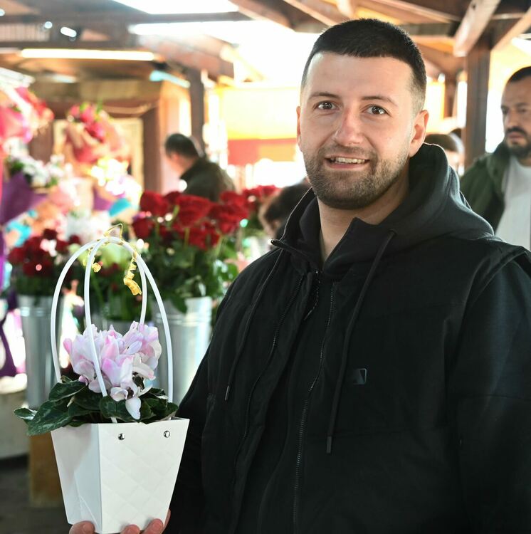 Честит празник, мили дами