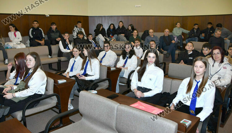 Ученици изпълниха зала &bdquo;Хасково&ldquo; за лекцията на Илия Замфиров за победата при Клокотница и могъществото на България при цар Иван Асен II