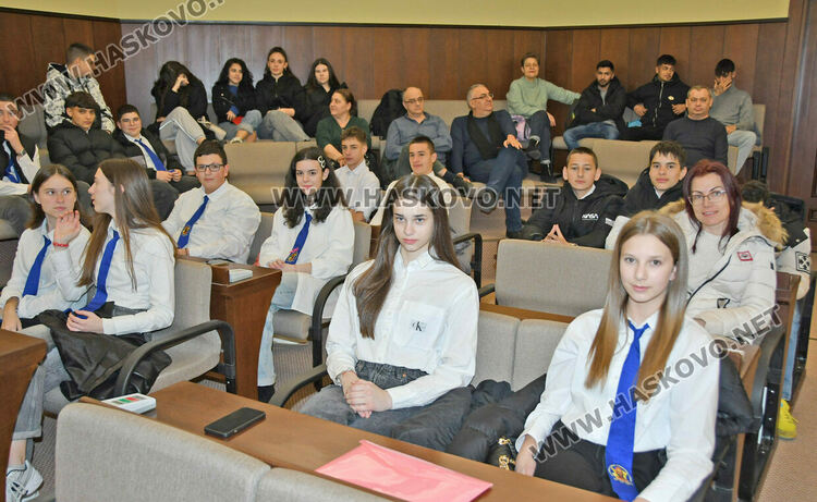 Ученици изпълниха зала &bdquo;Хасково&ldquo; за лекцията на Илия Замфиров за победата при Клокотница и могъществото на България при цар Иван Асен II