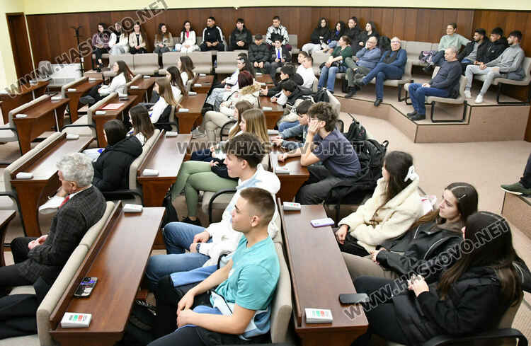 Ученици изпълниха зала &bdquo;Хасково&ldquo; за лекцията на Илия Замфиров за победата при Клокотница и могъществото на България при цар Иван Асен II