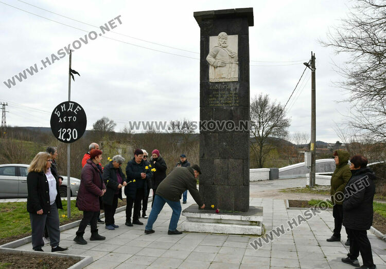 Жители на Клокотница поднесоха цветя за 796 г. от славната победа на цар Иван Асен II