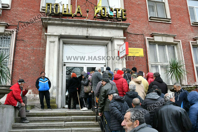 Пенсионери извиха опашка пред пощата в Хасково, служители от Димитровград излязоха на протест