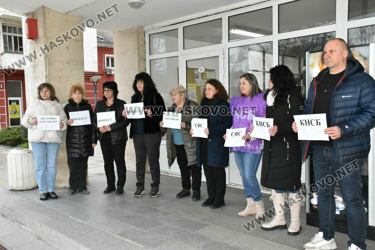 Пенсионери извиха опашка пред пощата в Хасково, служители от Димитровград излязоха на протест