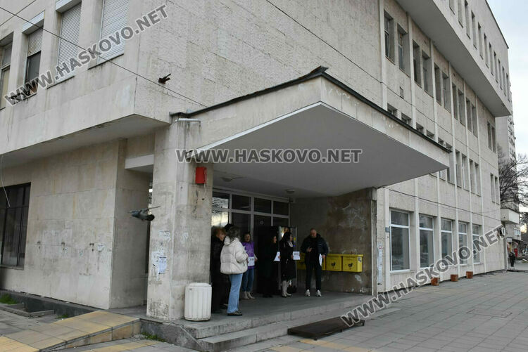 Пенсионери извиха опашка пред пощата в Хасково, служители от Димитровград излязоха на протест