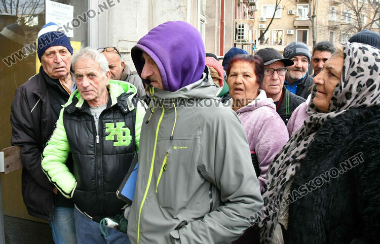 Пенсионери извиха опашка пред пощата в Хасково, служители от Димитровград излязоха на протест