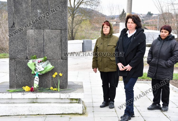 Данаила Атанасова ( в средата)