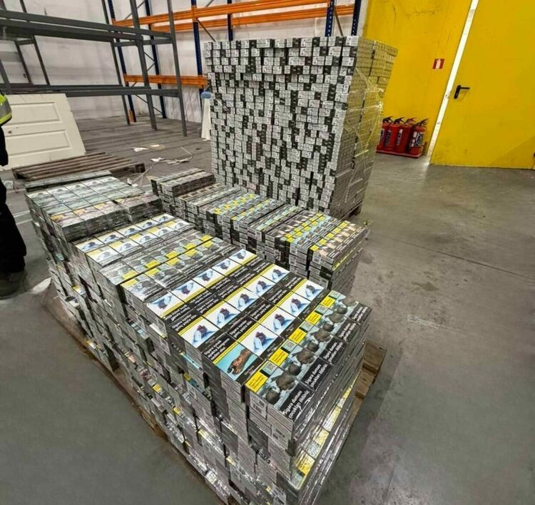 Откриха над 270 000 контрабандни цигари в тир
