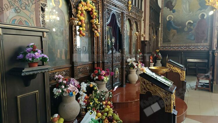 Кърджалийки отрупаха иконата на Пресвета Богородица в навечерието на  Осми март с ябълки,помагат срещу безплодие