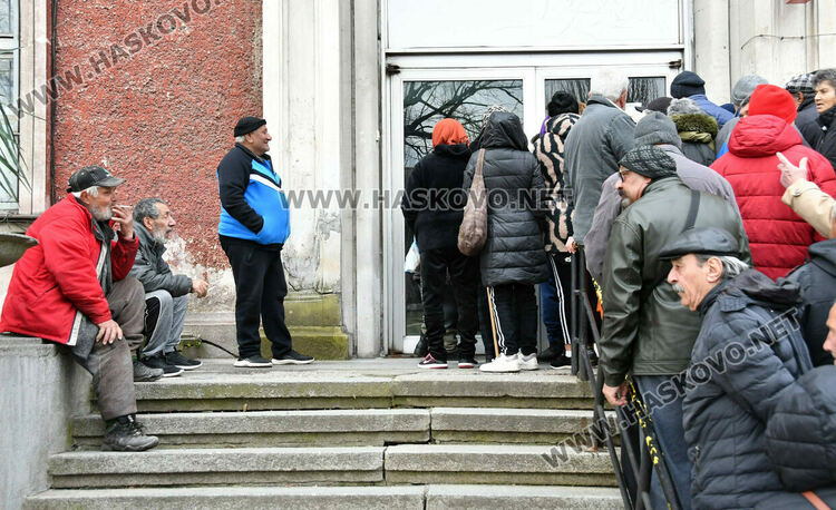 Пенсионери извиха опашка пред пощата в Хасково, служители от Димитровград излязоха на протест