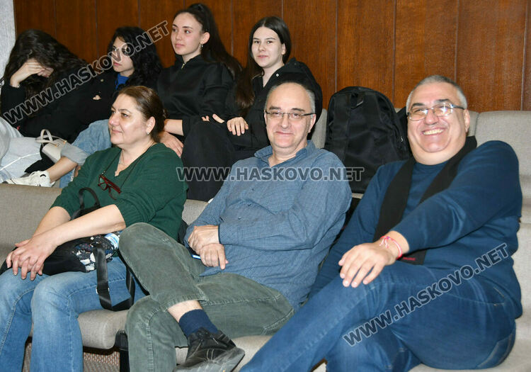 Ученици изпълниха зала &bdquo;Хасково&ldquo; за лекцията на Илия Замфиров за победата при Клокотница и могъществото на България при цар Иван Асен II