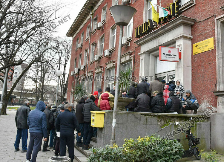 Пенсионери извиха опашка пред пощата в Хасково, служители от Димитровград излязоха на протест