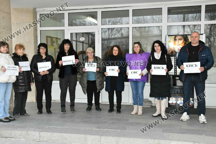 Пенсионери извиха опашка пред пощата в Хасково, служители от Димитровград излязоха на протест