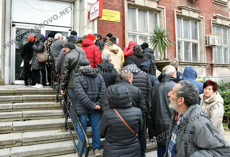 Пенсионери извиха опашка пред пощата в Хасково, служители от Димитровград излязоха на протест