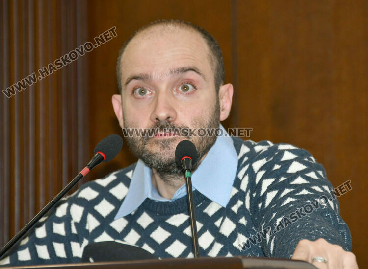 Ученици изпълниха зала &bdquo;Хасково&ldquo; за лекцията на Илия Замфиров за победата при Клокотница и могъществото на България при цар Иван Асен II