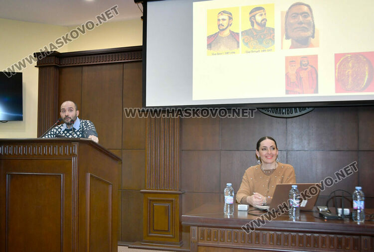 Ученици изпълниха зала &bdquo;Хасково&ldquo; за лекцията на Илия Замфиров за победата при Клокотница и могъществото на България при цар Иван Асен II