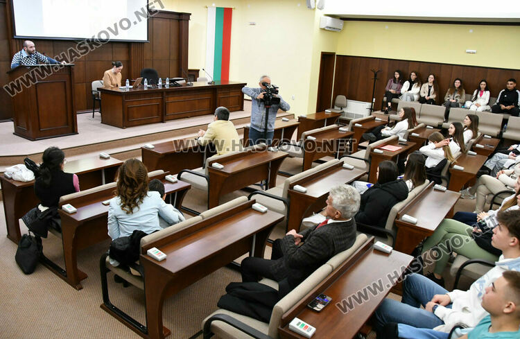 Ученици изпълниха зала &bdquo;Хасково&ldquo; за лекцията на Илия Замфиров за победата при Клокотница и могъществото на България при цар Иван Асен II