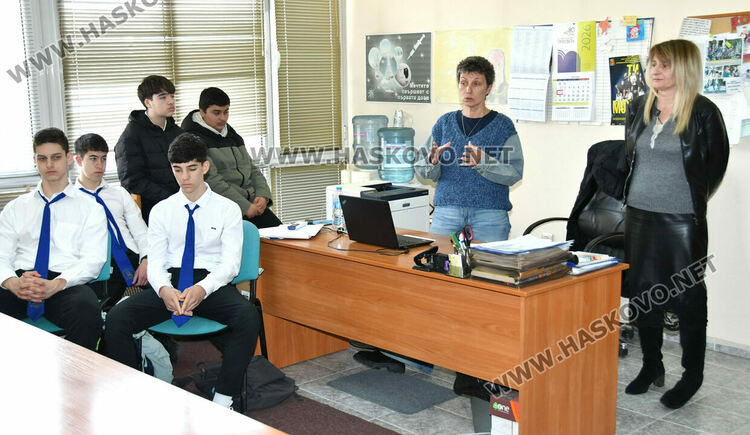 Ученици от ПГДС-Хасково слушаха лекция за детското правосъдие